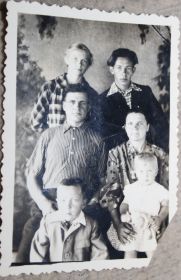 Семья Акименко: Михаил Гаврилович и Пелагея Степановна с детьми Вовой, Любой и Иваном (рядом с ним вверху-его жена).