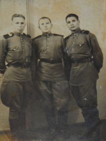 Попов Александр Иванович (в центре)