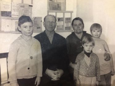 В мирное время дед Николай Степанович с женой Александрой и внуками