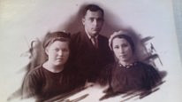 Лёва с сестрой Лизой (справа) и Любой