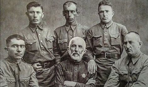 Народный поэт Дагестана, Гамзат Цадаса с солдатами