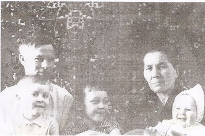 Пиляева Анна Петровна с мужем Гурьяном Михайловичем и внуками