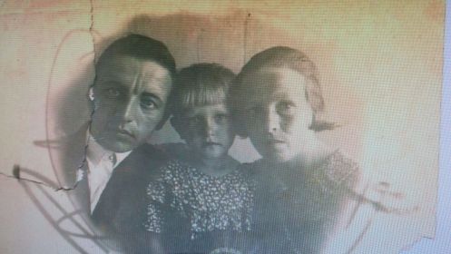 Бетины Никита Кондратьевич и Анастасия Моисеевна со своей племянницей Галиной (моей мамой)