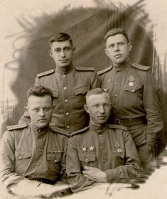 Гончаров С. Г. с однополчанами 1946 г. Прикарпатский военный округ