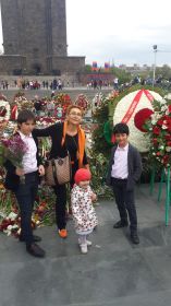Дочь Аршака Мкртычевича Ида и его правнуки Давид, Тигран и Мари на праздновании 9 Мая в Ереване в 2015г.