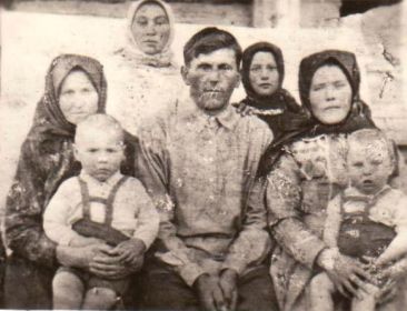 Иван Матвеевич с семьей