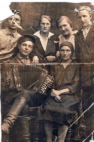 сверху Карл, подруга семьи Полина, Мария, Генрих. Снизу слева Адольф, справа Прабабушка Михалина Вайтушко, мама всех детей и супруга Карла Вайтушко (старшего)