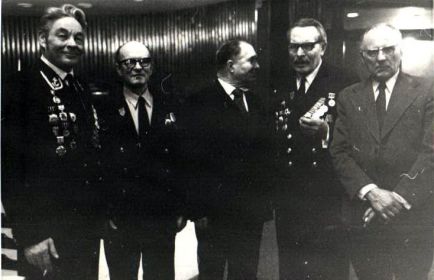 Встреча ветеранов. Богомазов П.М. второй справа с приподнятой рукой