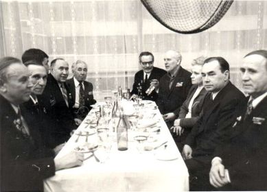 Встреча ветеранов. Богомазов П.М. в конце стола с приподнятой рукой