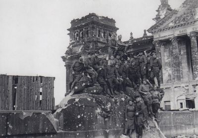 Берлин. 1945 год. На развалинах Рейхстага.