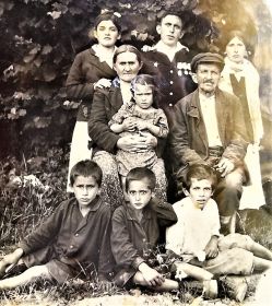 В середине родители Карапет и Деспина с его дочерью, внизу слева два сына.