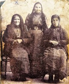 Бабушка по отцу Мелконьян в Турции, на фото слева.