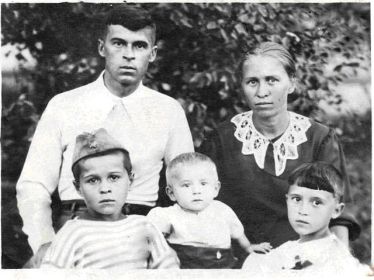 Фото с женой и детьми после войны