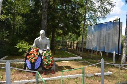 мемориал в д. Лонна, куда в 1950 г. был перезахоронен Кузнецов М.Б. (в списке № 810)