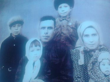 На руках Валя у отца, у матери Галя, слева Анатолий, сверху Коля, фото 1954 года.