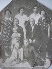 Семья Тангиевых, Кизляр1931 (он сидит справа)