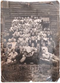 1932 год, на память Ростовцевой А.В. Фотографировалась 16 летняя с учениками избоищенской школы ШКМ