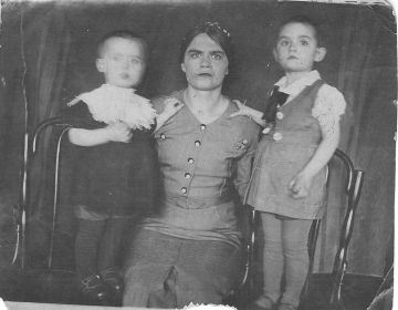 Евгения с детьми, первая жена Николая Кузьмича, жила в Ленинграде, познакомились во время войны.