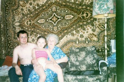 2003 г. с внуком и правнучкой