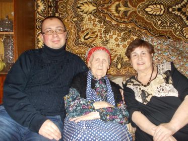 бабушке 91. 08.12.2017 г. с внуком и дочерью