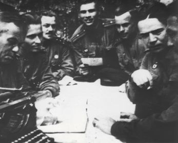 Майор Лукьянов П.М. на фронте с офицерами редакции дивизионной газеты.