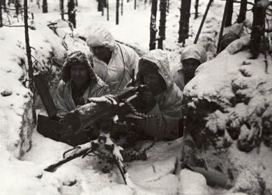 Это фото с финской войны где он крайний слева.