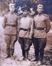 Прошин Михаил Иванович с центре с двумя молодыми солдатами. На груди медаль.