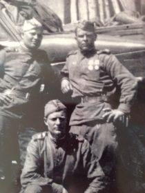 !943 год Старший сержант Иван Грачев с боевыми друзьями.У боевой машины.