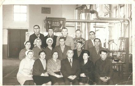 Козырев С.И.(в центре среднего ряда)с коллективом кислородного участка  ц.14 Сызранского турбостроительного завода (Тяжмаш).1970-е гг.