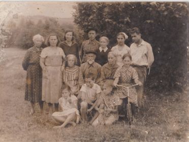 Елизавета Владимировна стоит слева первая с родственниками