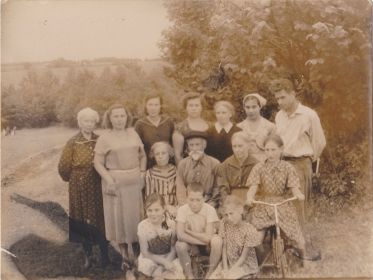 С родственниками жены в с.Николо-Отводное стоит справа Троицкий ВИ