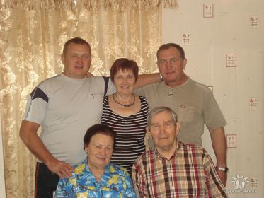 Младший брат Андрей Григорьевич со своей женой и тремя детьми