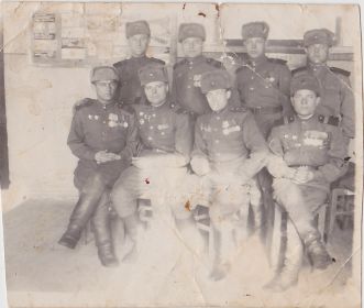 Военное фото Журавлева БИ с товарищами, сидит первый слева