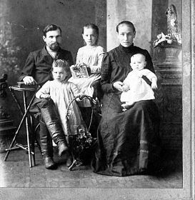 семья Гуляевых 1911г.город Барнаул
