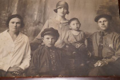 Семья Кузнецовых-Прокоповых(Владимир внизу возле матери)