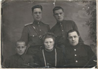 Фомин Михаил Гаврилович с женой и братьями.