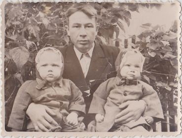 Сын Иван Александрович с сыновьями-двойняшками Сашей и Колей