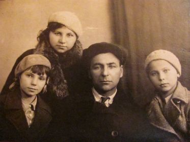 Кулагин С.Ф. со своими дочками: Алевтиной и Татьяной, - и племянницей Екатериной Кулагиной (на фото справа)