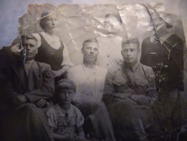Иван со своими родственниками, предположительно мать, отец, другие. Они жили в Сибире или на Урале, точной информации нет.