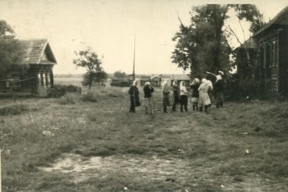 Наталья слева с женщинами в д.Малыгино возле своего дома