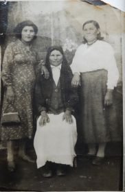 Слева: Сатарова София - жена, Асма Валеева - мать, Дария Валеева - сестра