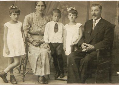 Родители Мякошина Сергея  - Константин и Прасковья с внуками