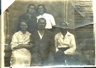 Жена Макарова АИ стоит слева с родственниками , справа стоит сестра Анна