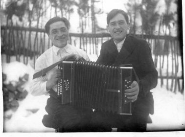 Гончаров Дмитрий Терентьевич слева, справа одноклассник, друг,фронтовик Глушнев Петр Афанасьевич. 1955 год.