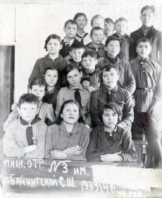 Гончаров Дмитрий Терентьевич справа  в третьем ряду, перед войной.
