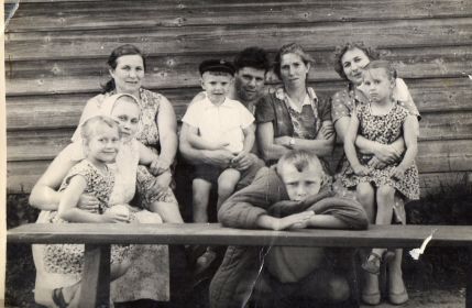 Жена Вера (1-я слева) с сестрами и их детьми у дома в д. Сватково.