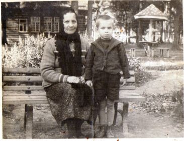 Фелисада Николаевна Бессуднова с внуком Владимиром, сыном Надежды. После войны.