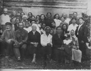Земляки. Отец  Пётр Николаевич стоит в верхнем ряду  первый справа. Мать Дарья Николаевна- в среднем ряду слева