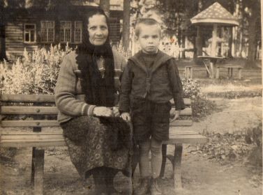 После войны. Фелисада Николаевна Бессуднова с внуком Володей, сыном дочери Надежды.
