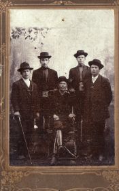 Брат Ивана Александровича - Николай (1-й слева) и его земляки. Погиб в Первую мировую войну.